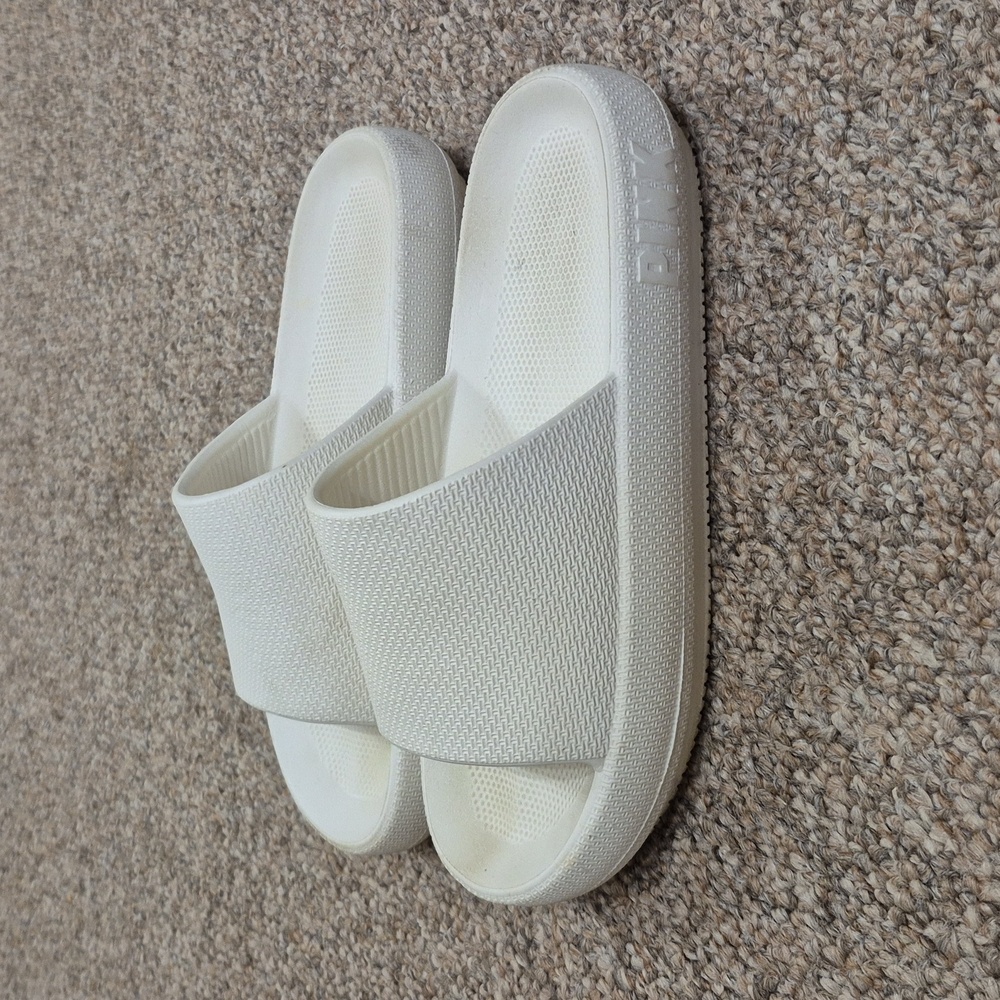 PINK Victoria's Secret White Pillow Slide Sandals Size Small